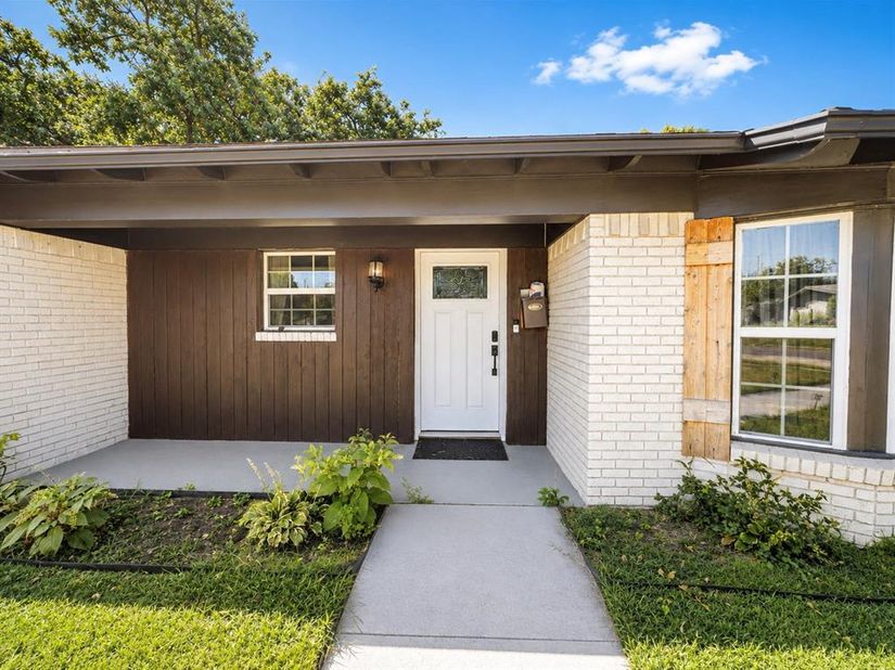 102 E Highland Drive , Irving Texas 75062