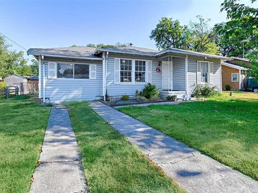1007 E Russell Avenue , Carrollton Texas 75006