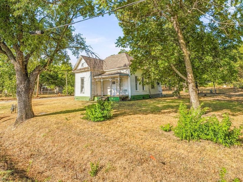 208 S Harrison Street , Pilot Point Texas 76258