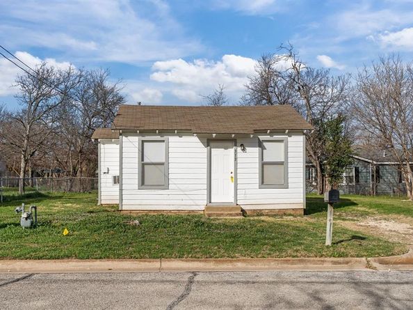 313  Hallvale Drive , White Settlement Texas 76108