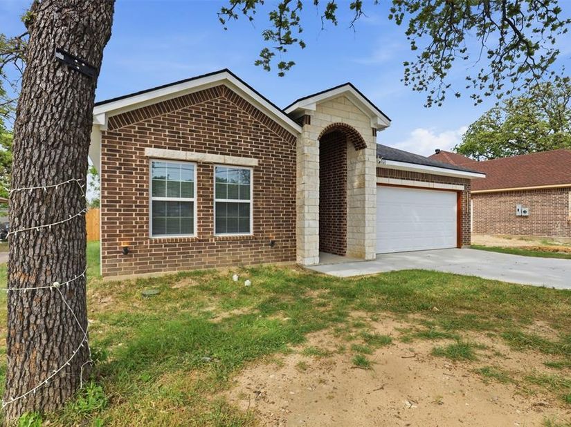 2611  Hunting Drive , Fort Worth Texas 76119