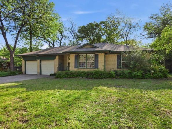 2210  Robinwood Lane , Denton Texas 76209