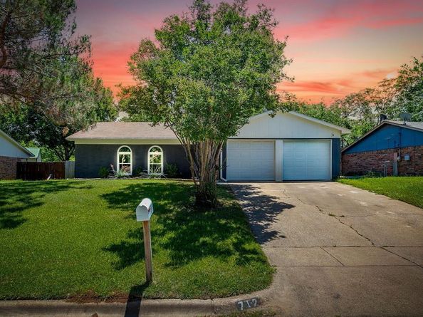 712  Poe Street , Azle Texas 76020