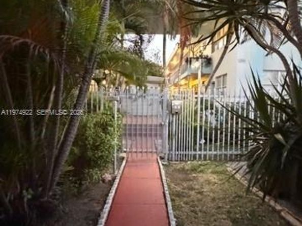 1275 Marseille Dr 40, Miami Beach FL 33141