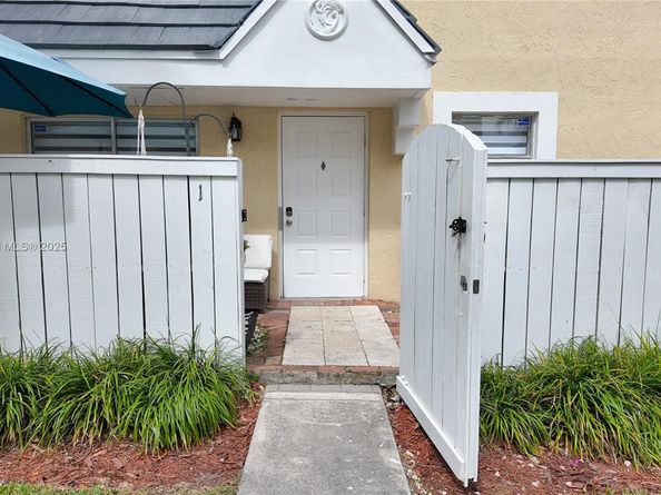 4555 SW 68th Ct Cir 111, Miami FL 33155