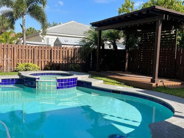 574 NW 159th Ave, Pembroke Pines FL 33028