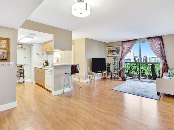 816 NW 11th St 905, Miami FL 33136