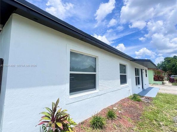 3731 SW 58th Ter, Davie FL 33314