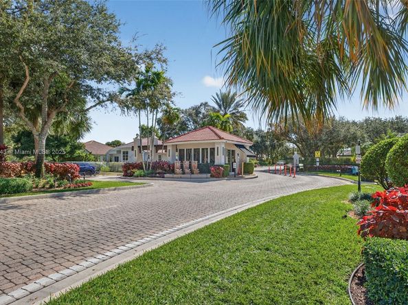 4123 W Lake Estates Dr, Davie FL 33328