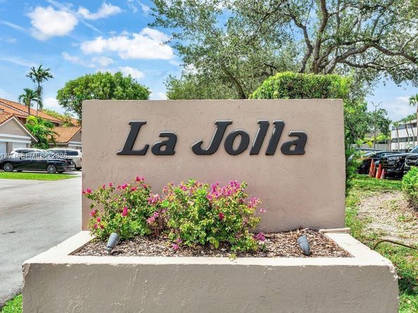 9023 SW 113th Place Cir W, Miami FL 33176