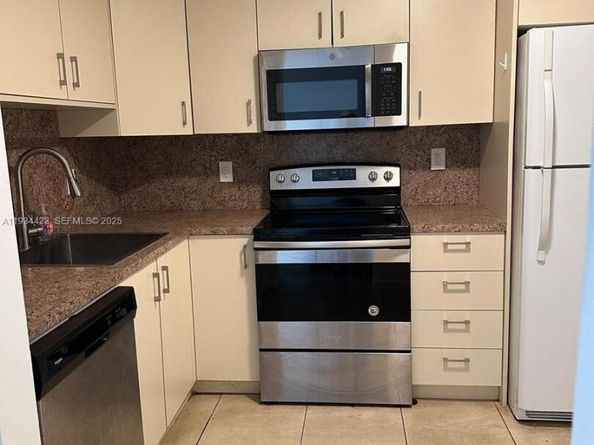 1830 Dixieanna St 606, Hollywood FL 33020