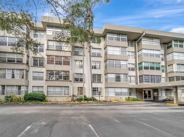 6700 Cypress Rd 105, Plantation FL 33317