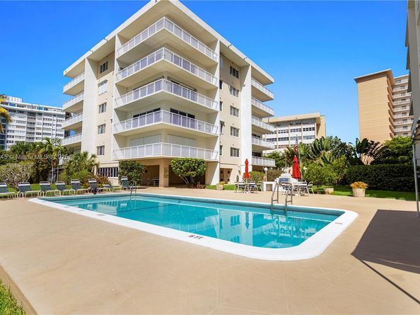 120 Golden Isles Dr 23B, Hallandale Beach FL 33009