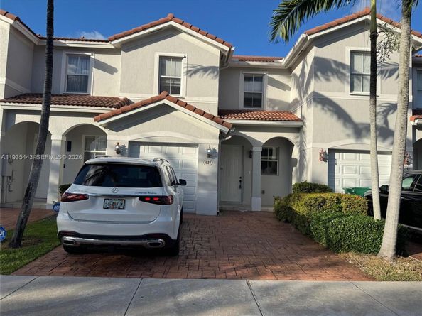 1027 NE 207th St 1027, Miami FL 33179