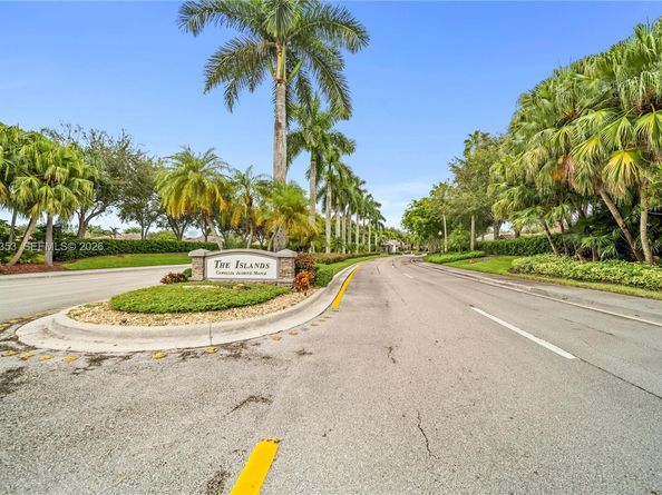 1115 Camellia Cir, Weston FL 33326