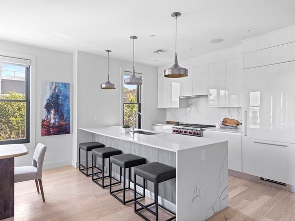 586 E 3rd 3, Boston MA 02127