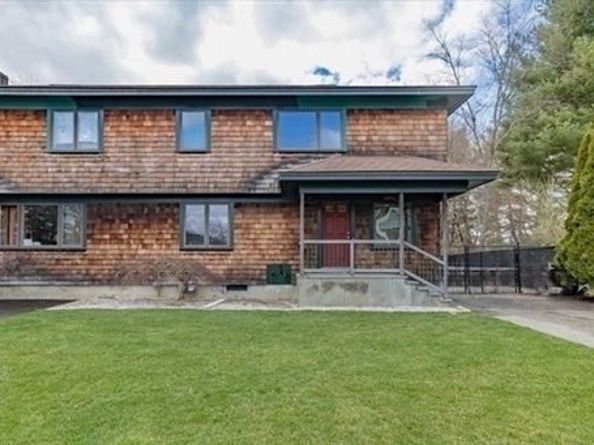 39 Neillian St 39, Bedford MA 01730