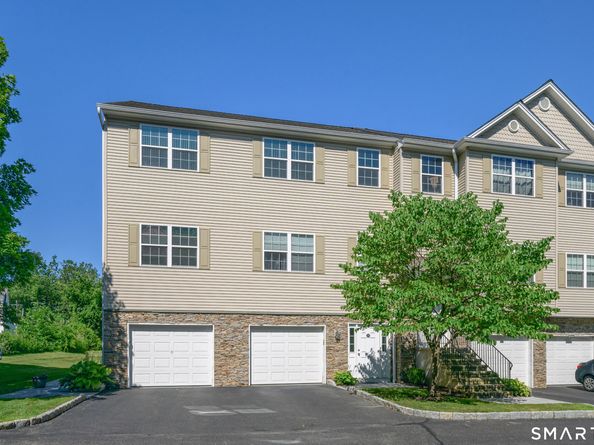 27 Riverview Court 27, Brookfield CT 06804