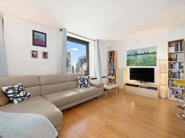 100 West 39th Street 43J, New York NY 10018