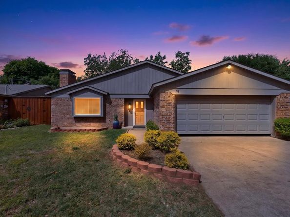 718  Matthews Court , Arlington Texas 76012