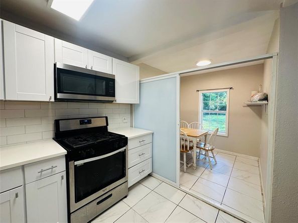 107 N Dwight Avenue , Dallas Texas 75211