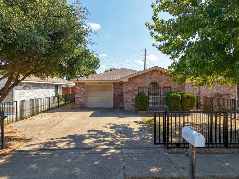 2428  Summit Lane , Dallas Texas 75227