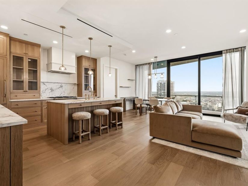 3130 N Harwood Street  1702, Dallas Texas 75201