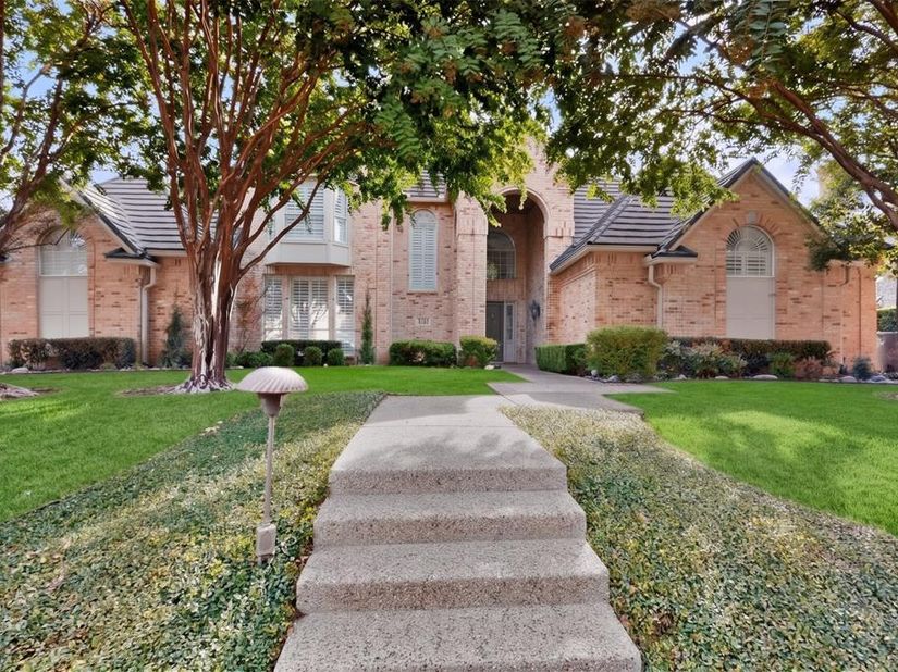 4536  Briar Oaks Circle , Dallas Texas 75287