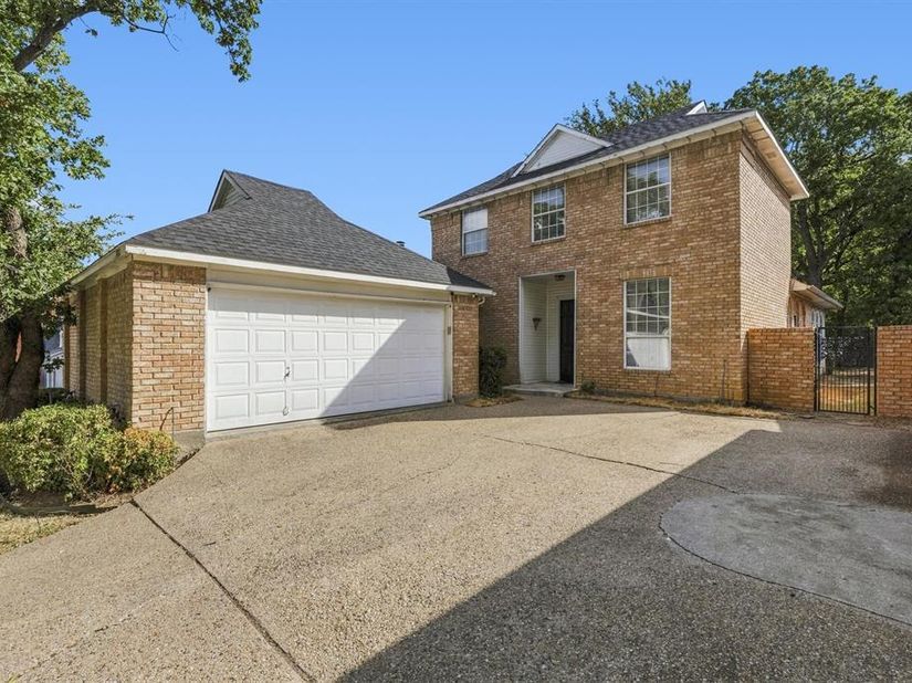 800  Crest Ridge Drive , Irving Texas 75061
