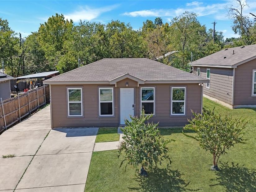 1216 E Powell Avenue , Fort Worth Texas 76104