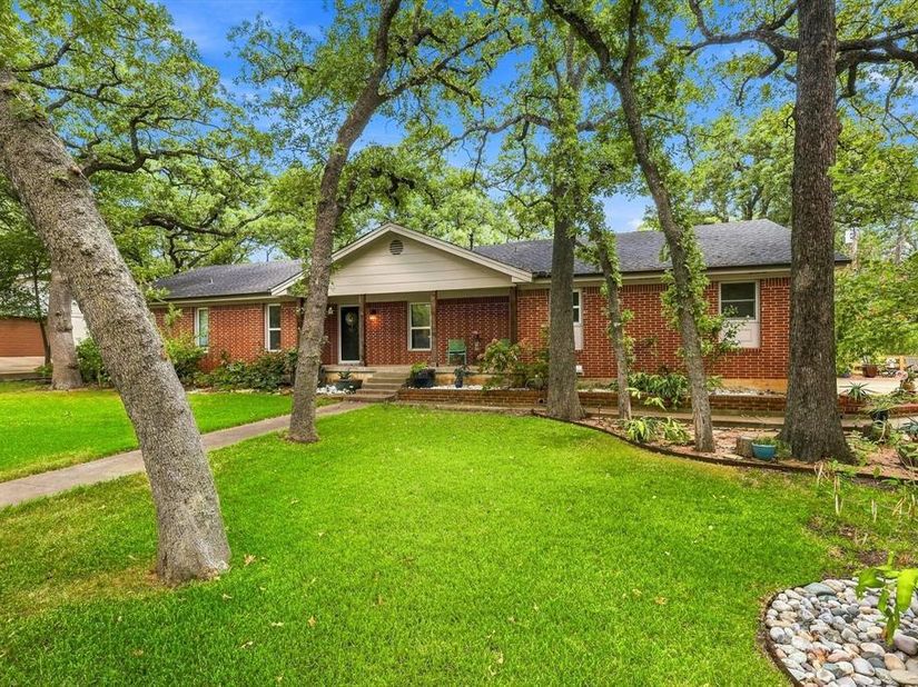 307  Shadow Lane , Euless Texas 76039