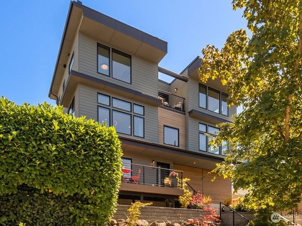 3240 32nd Avenue W, Seattle WA 98199