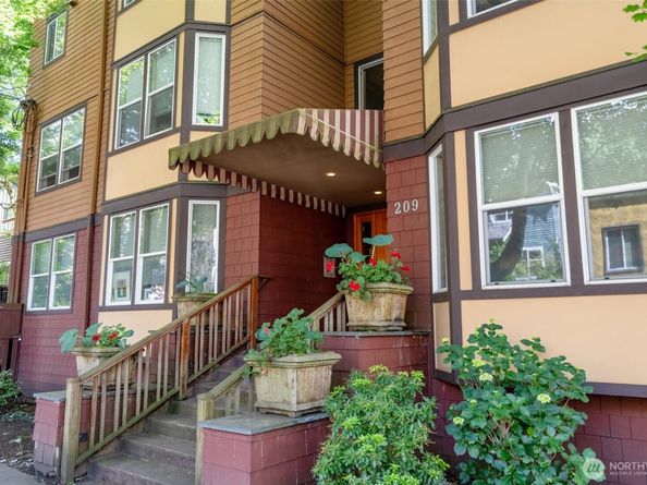 209 N 39th Street 304, Seattle WA 98103
