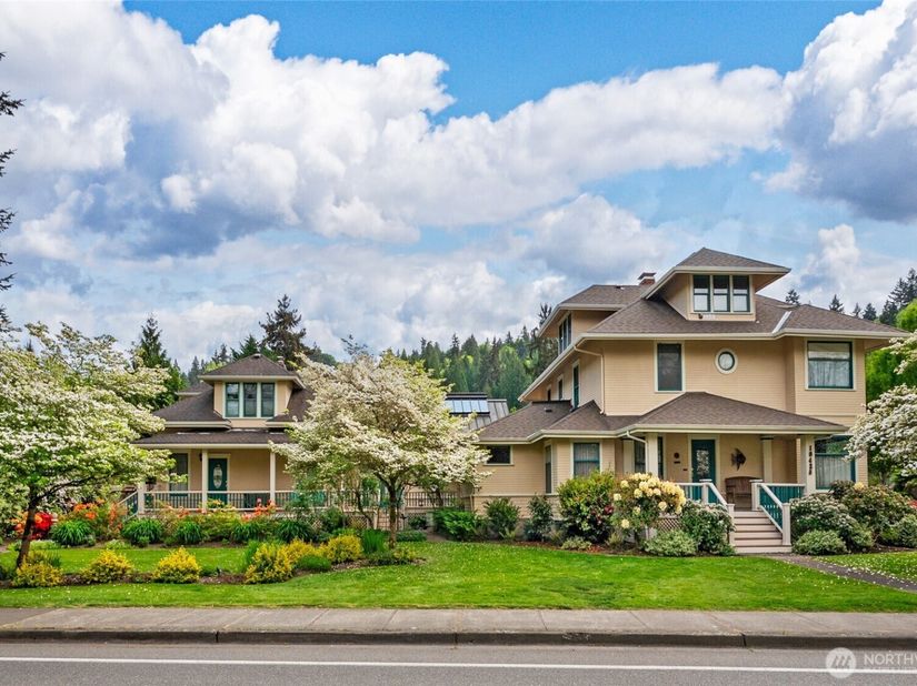 10425 E Riverside Drive, Bothell WA 98011
