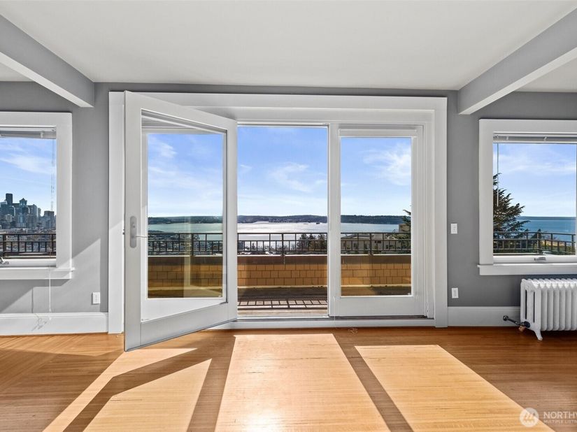 604 W Kinnear Place, Seattle WA 98119
