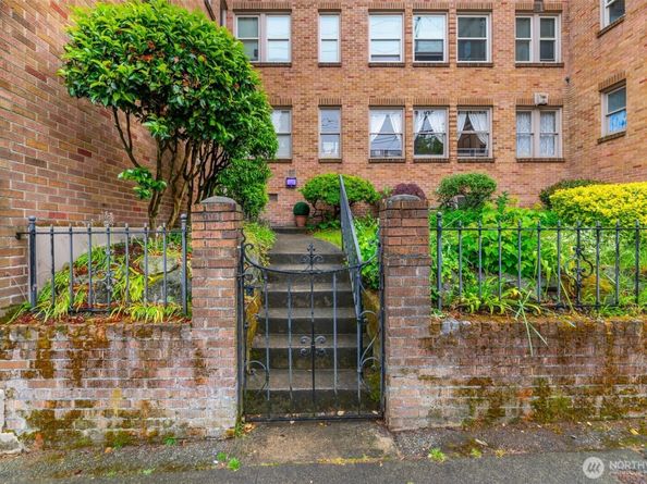 1427 3rd Avenue W 8, Seattle WA 98119