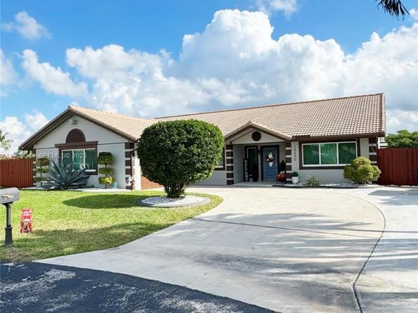 15500 Carriage Ct, Davie FL 33331