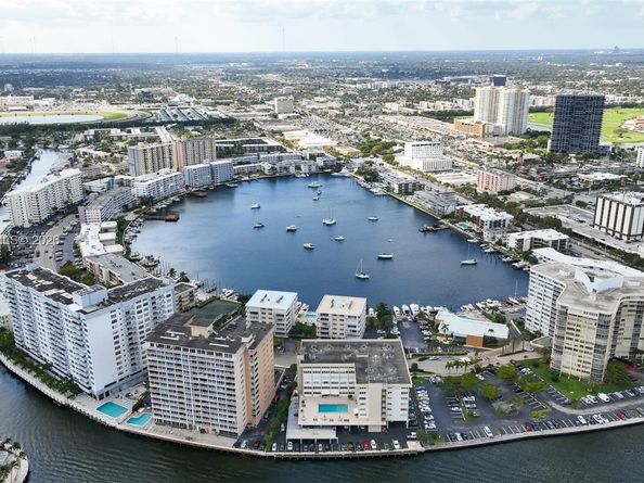 427 Golden Isles Dr 7J, Hallandale Beach FL 33009