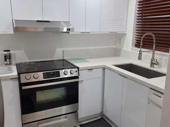 1095 W 40th St 26, Hialeah FL 33012
