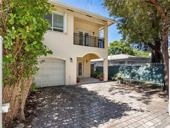 3154 Plaza St, Miami FL 33133