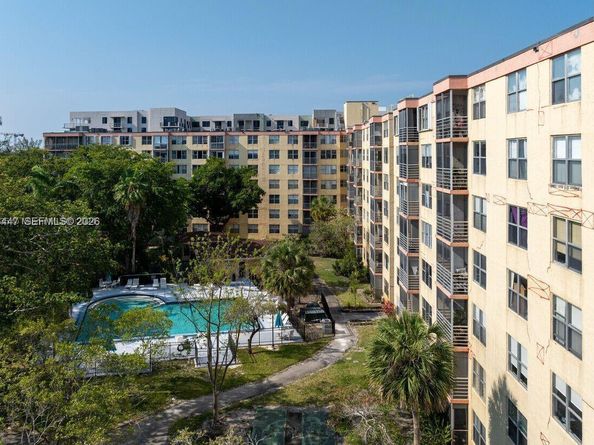 17890 W Dixie 302, Miami FL 33160