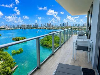 16385 Biscayne Blvd