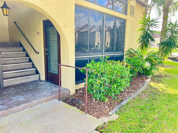 340 Pine Ridge Cir D1, Green Acres FL 33463