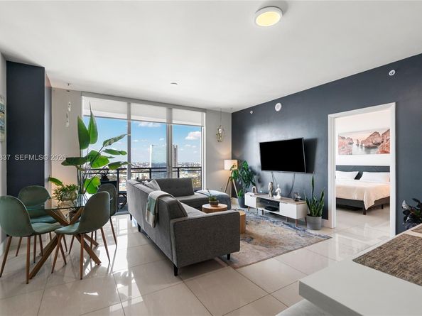 90 SW 3rd St 2706, Miami FL 33130