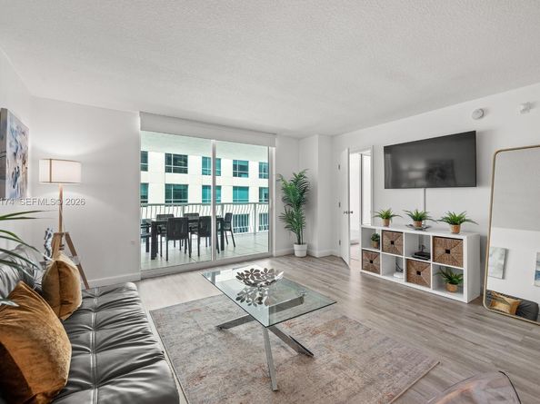 1200 Brickell Bay Dr 2414, Miami FL 33131