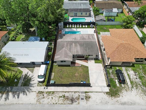 560 NE 161st St, Miami FL 33162