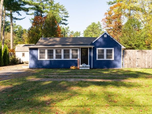 9 Everett St, Carver MA 02330