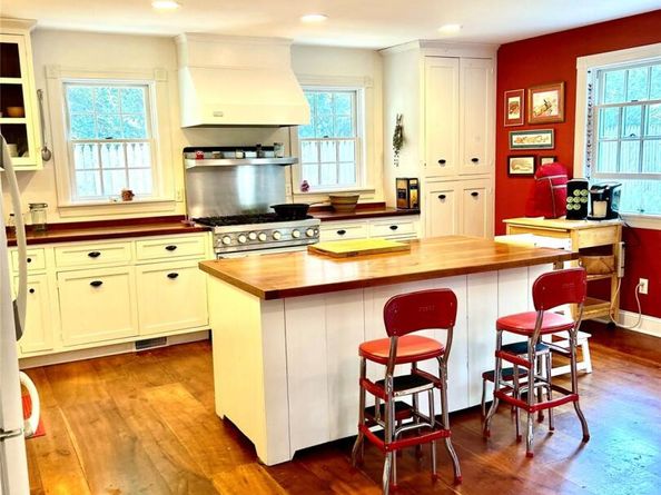 11 W Meadow Lane, Stony Brook NY 11790