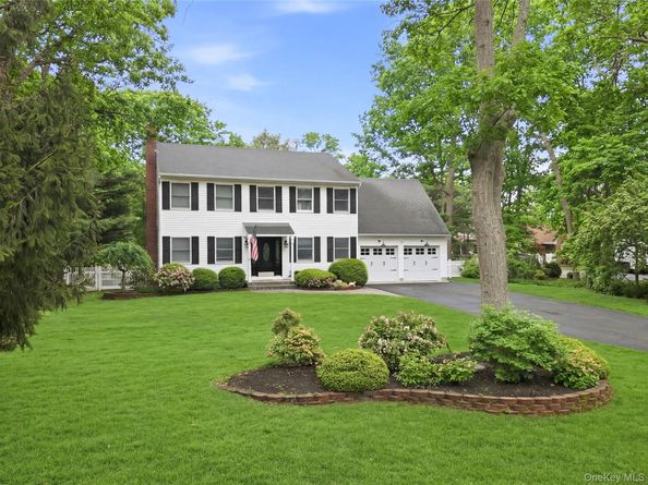 3 Hampton Drive, Center Moriches NY 11934