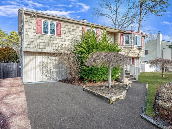 43 Madeline Road, Ridge NY 11961